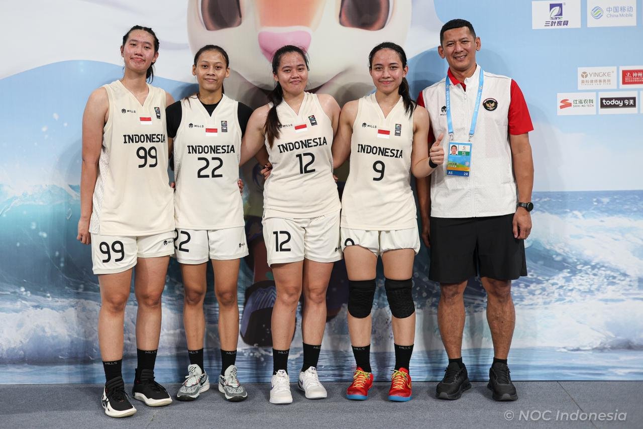Timnas Basket 3x3 Putri Indonesia memastikan langkah ke babak 16 besar setelah meraih kemenangan penting atas Makau pada laga terakhir penyisihan Grup C Asian Beach Games Sanya 2026. (foto: NOC).