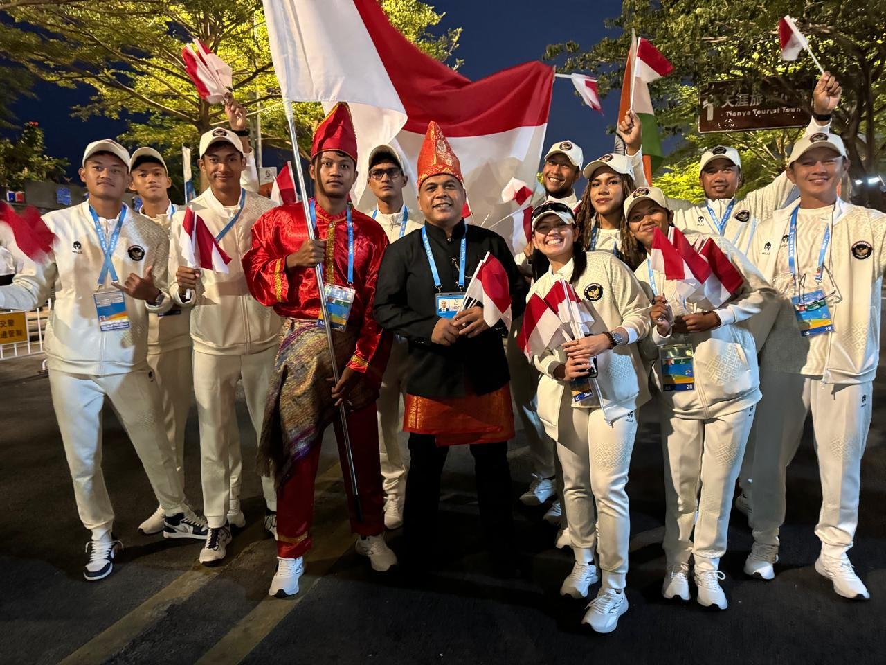 Kontingen Indonesia mencuri perhatian pada Opening Ceremony Asian Beach Games Sanya 2026 yang berlangsung di Yasha Park, Sanya, China, Selasa malam waktu setempat. (foto: ist).