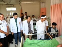 Wali Kota Bekasi dan KDM Jenguk Korban, Pastikan Penanganan Maksimal di RS