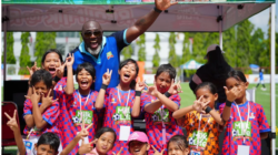 Head Coach MilkLife Soccer Challenge Jacksen Ferreira Tiago berfoto bersama dengan peserta MilkLife Soccer Challenge Seri 2 2025-2026 di Borneo FC Training Centre, Samarinda, Kalimatan Timur. (Foto: ist).