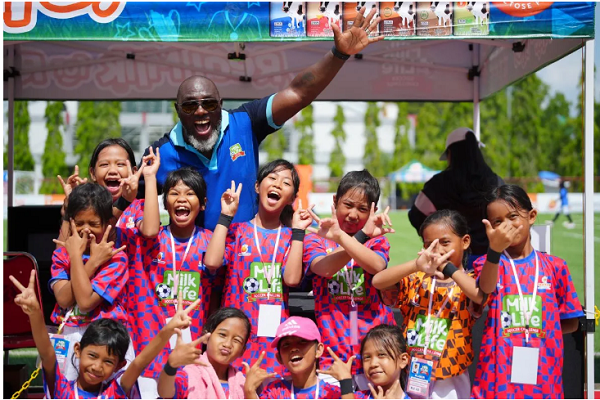 Head Coach MilkLife Soccer Challenge Jacksen Ferreira Tiago berfoto bersama dengan peserta MilkLife Soccer Challenge Seri 2 2025-2026 di Borneo FC Training Centre, Samarinda, Kalimatan Timur. (Foto: ist).