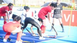 Timnas Hockey Field Putri Indonesia memastikan diri sebagai juara Pool B setelah meraih kemenangan meyakinkan 2-0 atas Singapura dalam laga terakhir penyisihan. (foto: FHI).