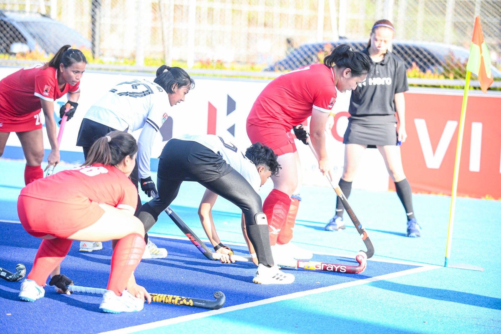 Timnas Hockey Field Putri Indonesia memastikan diri sebagai juara Pool B setelah meraih kemenangan meyakinkan 2-0 atas Singapura dalam laga terakhir penyisihan. (foto: FHI).