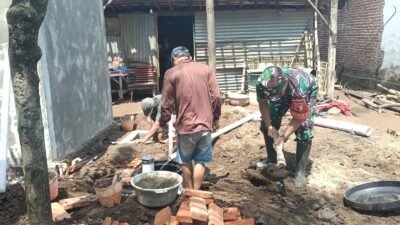 Satgas TMMD Ke-128 Kodim 0820 Probolinggo terus memacu pembangunan tangki septik individual di Dusun Sumur RT 14 RW 05 Desa Brabe, Kecamatan Maron. (Foto: ist)