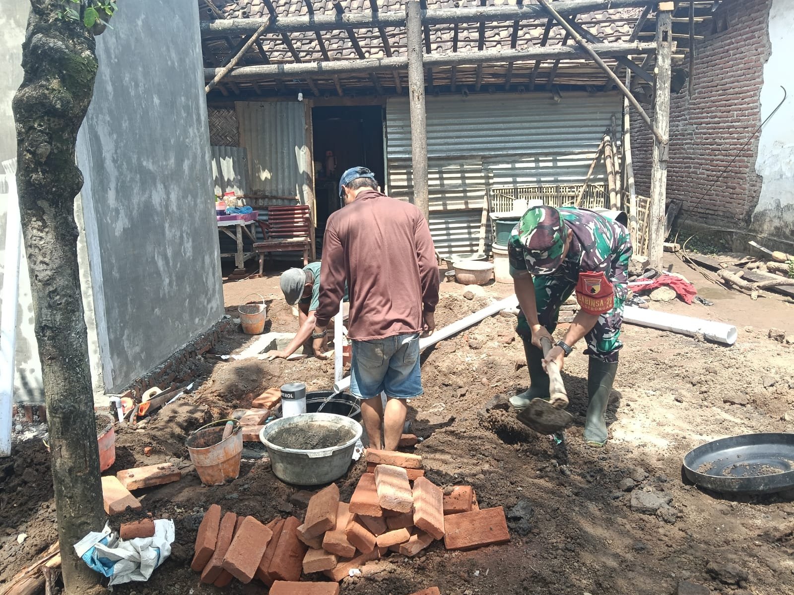 Satgas TMMD Ke-128 Kodim 0820 Probolinggo terus memacu pembangunan tangki septik individual di Dusun Sumur RT 14 RW 05 Desa Brabe, Kecamatan Maron. (Foto: ist)