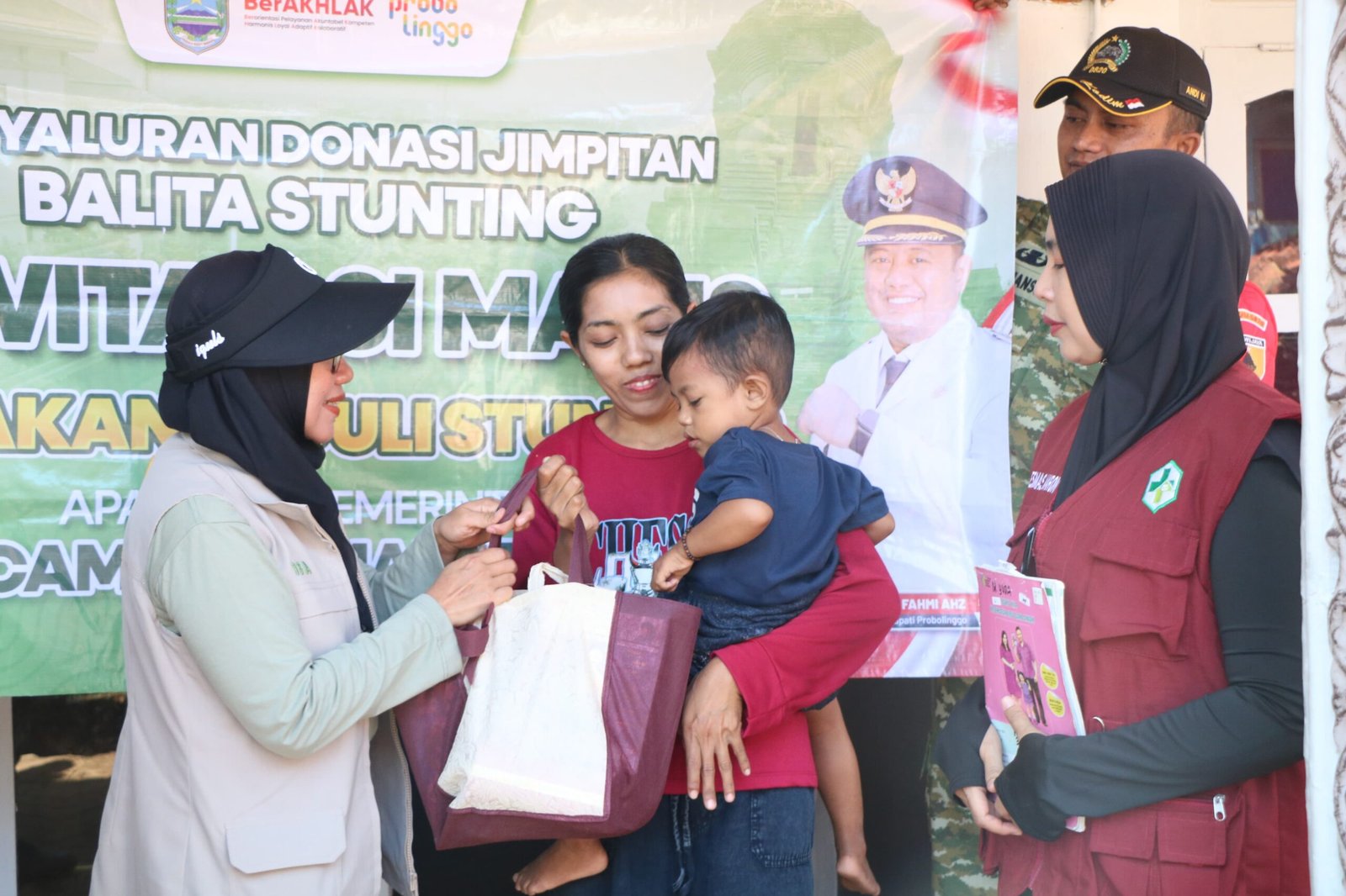 Suasana kebersamaan tampak terasa di lingkungan Kecamatan Maron saat anggota Satgas TMMD Ke-128 Kodim 0820/Probolinggo bersama unsur pemerintahan dan aparat keamanan mengikuti kegiatan “Jiwitan Si Manis Bersama Staf Kecamatan Maron”. (Foto: ist)