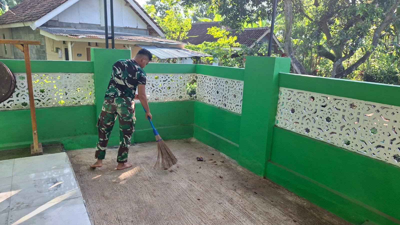 Satgas TMMD Ke-128 Kodim 0820 Probolinggo melaksanakan kerja bakti di Masjid Nurul Jannah Dusun Klagin RT 18 RW 07 Desa Brabe, Kecamatan Maron, Kabupaten Probolinggo. (Foto: ist)