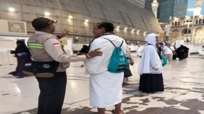 Kesigapan personel Korps Brimob Polri yang tergabung dalam Petugas Penyelenggara Ibadah Haji (PPIH) Arab Saudi 2026 terlihat saat menjalankan tugas perlindungan jamaah di kawasan Masjidil Haram, Rabu (6/5/2026). (Foto: ist).