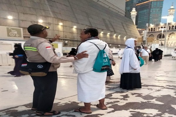 Kesigapan personel Korps Brimob Polri yang tergabung dalam Petugas Penyelenggara Ibadah Haji (PPIH) Arab Saudi 2026 terlihat saat menjalankan tugas perlindungan jamaah di kawasan Masjidil Haram, Rabu (6/5/2026). (Foto: ist).