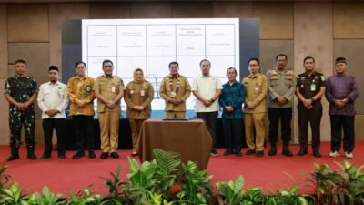 Bupati Tangerang, Moch Maesyal Rasyid dan Wakil Bupati Intan Nurul Hikmah foto bersama usai sosialisasi dan deklarasi SPMB 2026/2027. (Ist/sp).