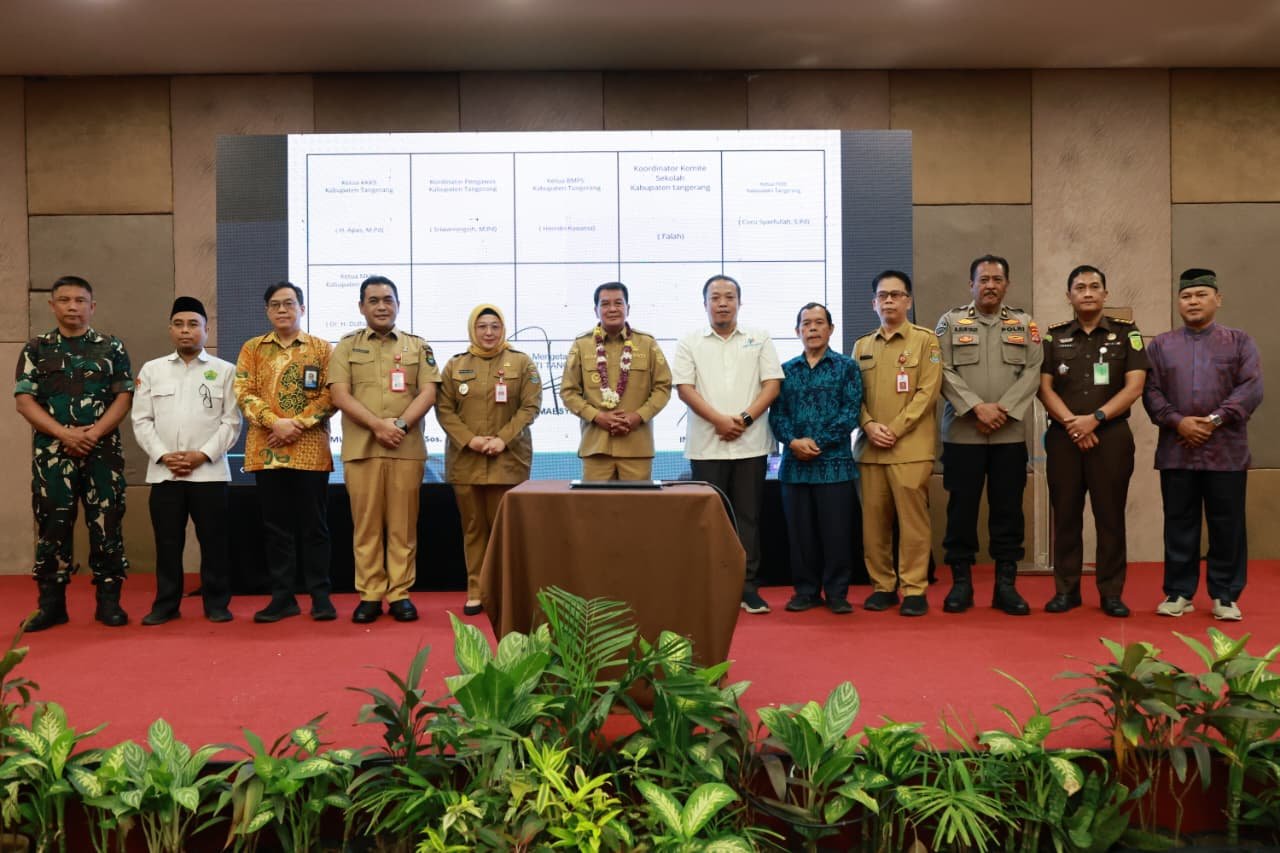 Bupati Tangerang, Moch Maesyal Rasyid dan Wakil Bupati Intan Nurul Hikmah foto bersama usai sosialisasi dan deklarasi SPMB 2026/2027. (Ist/sp).
