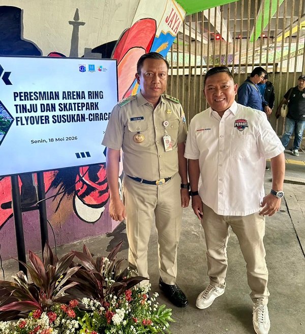Sekjen Pengurus Besar Tinju Indonesia (Perbati) Hengky Silatang mengapresiasi pembangunan arena tinju di kolong flyover Susukan-Ciracas, Jakarta Timur. (Foto: ist/SP).