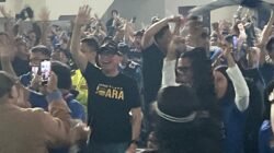 Mantan Ketua Umum PSSI, Mochamad Iriawan atau yang akrab disapa Iwan Bule bersamarRibuan anggota Bobotoh Maung Bandung Bersatu memadati GOR Sangkuriang, Minggu (10/5/2026), untuk menggelar nonton bareng laga panas antara Persib Bandung melawan Persija Jakarta dalam pekan ke-32 Super League 2025/2026. (Foto: ist).