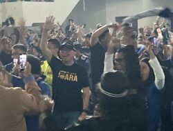 Iwan Bule Diserbu Ribuan Bobotoh Saat Persib Jungkalkan Persija