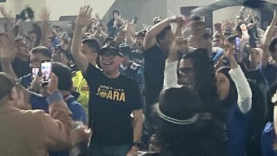 Iwan Bule Diserbu Ribuan Bobotoh Saat Persib Jungkalkan Persija