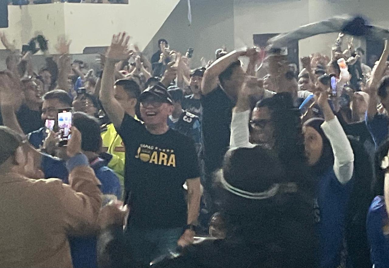 Mantan Ketua Umum PSSI, Mochamad Iriawan atau yang akrab disapa Iwan Bule bersamarRibuan anggota Bobotoh Maung Bandung Bersatu memadati GOR Sangkuriang, Minggu (10/5/2026), untuk menggelar nonton bareng laga panas antara Persib Bandung melawan Persija Jakarta dalam pekan ke-32 Super League 2025/2026. (Foto: ist).
