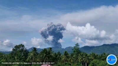Kolom abu berwarna putih kelabu kehitaman dari erupsi gunung api Dukono terlihat dari Pos Pengamatan Gunung Api (PGA) Dukono di Desa Mamuya, Kecamatan Galela, Halmahera Utara, Maluku Utara, Sabtu (9/5) pukul 07.44 WIT. (Foto: Pos PGA Dukono).