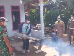 Cegah Demam Berdarah, Satgas TMMD Ke-128 Lakukan Fogging di Lingkungan Warga Dusun Rowo