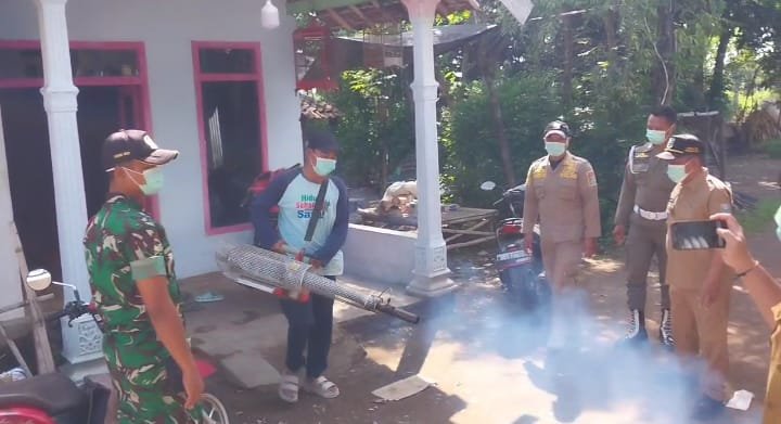 Dalam rangka mendukung program TNI Manunggal Membangun Desa (TMMD) ke-128 Tahun 2026, telah dilaksanakan kegiatan non fisik berupa fogging atau pengasapan di lingkungan rumah warga Dusun Rowo RT 32 RW 09, Desa Wonorejo, Kecamatan Maron. (Foto: ist)