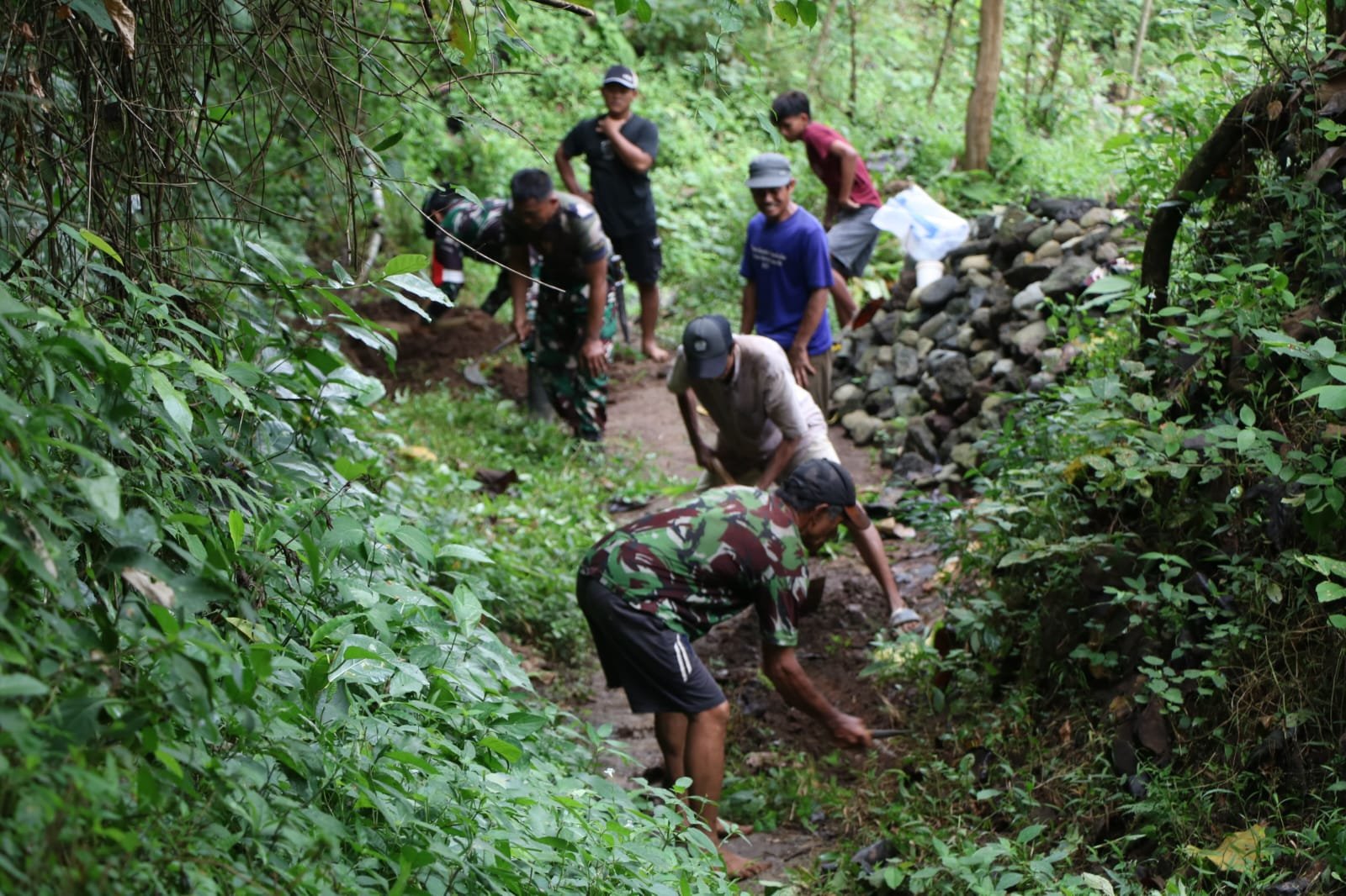 Pelaksanaan TMMD Ke-128, progres pekerjaan pipanisasi yang dikerjakan Satgas TMMD terus menunjukkan perkembangan signifikan. Hingga saat ini, pemasangan pipanisasi telah mencapai progres 80 persen. (Foto: ist)