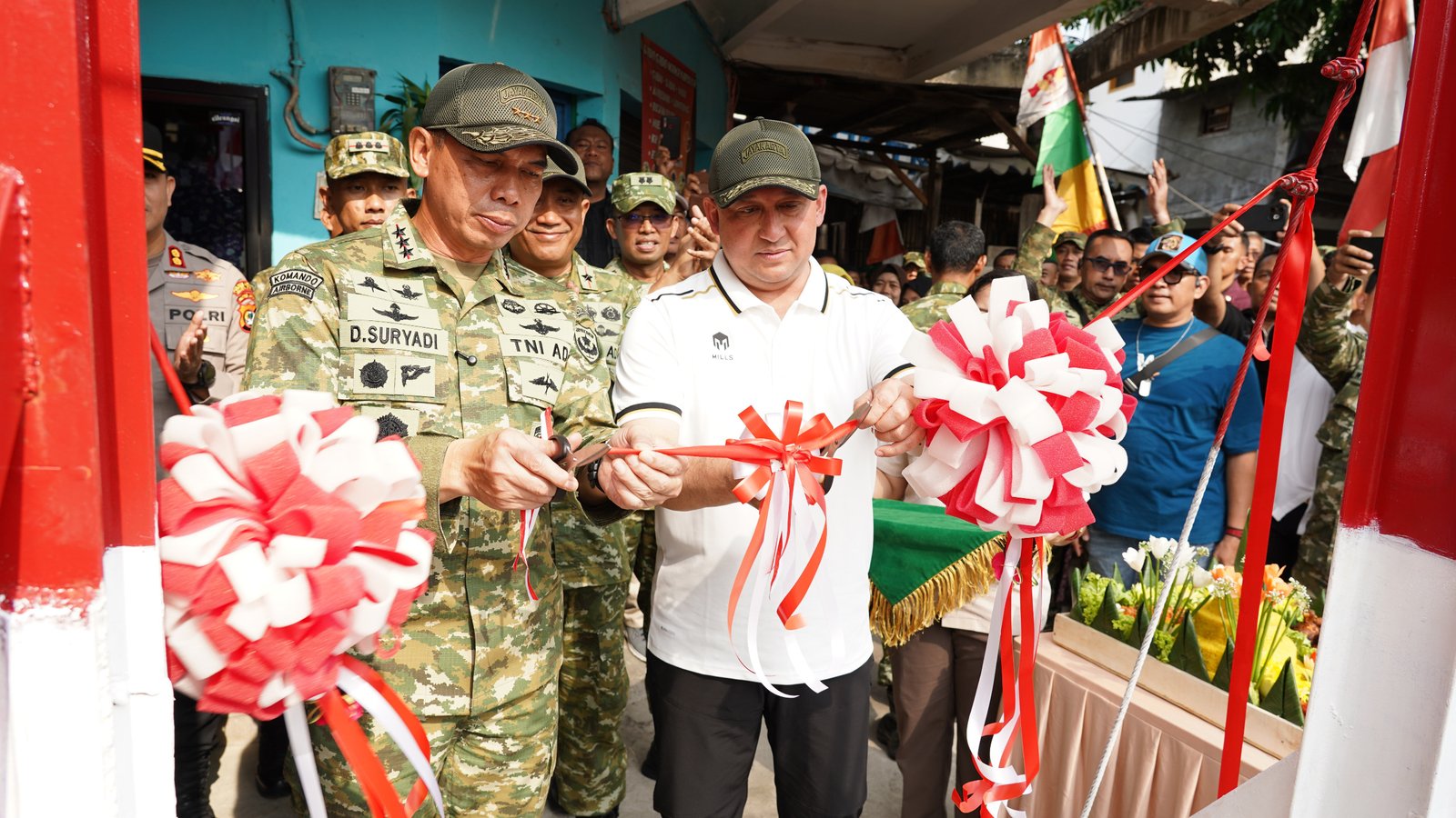 Pangdam Jaya Letjen TNI Deddy Suryadi, S.I.P., M.Si., meresmikan Jembatan Garuda dan Gentengisasi yang berada di wilayah Kodam Jaya sebagai bentuk dukungan terhadap peningkatan konektivitas, mobilitas masyarakat, serta penguatan infrastruktur yang terpusat di Kel, Pademangan Jakarta Uatara Jumat (8/5/2026). (Foto: ist)
