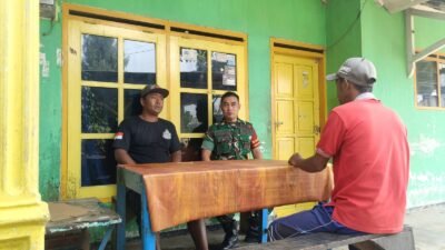Dalam upaya mempererat hubungan dengan masyarakat sekaligus menjaga kondusifitas wilayah, Babinsa Desa Wonosari Koramil 0819/24 Tutur, Sertu Mulyono, melaksanakan kegiatan Komunikasi Sosial (Komsos) bersama warga di Dusun Ngadipuro, Desa Wonosari, Kecamatan Tutur, Kabupaten Pasuruan, Jawa Timur, Sabtu (9/5/2026). (Foto: ist)