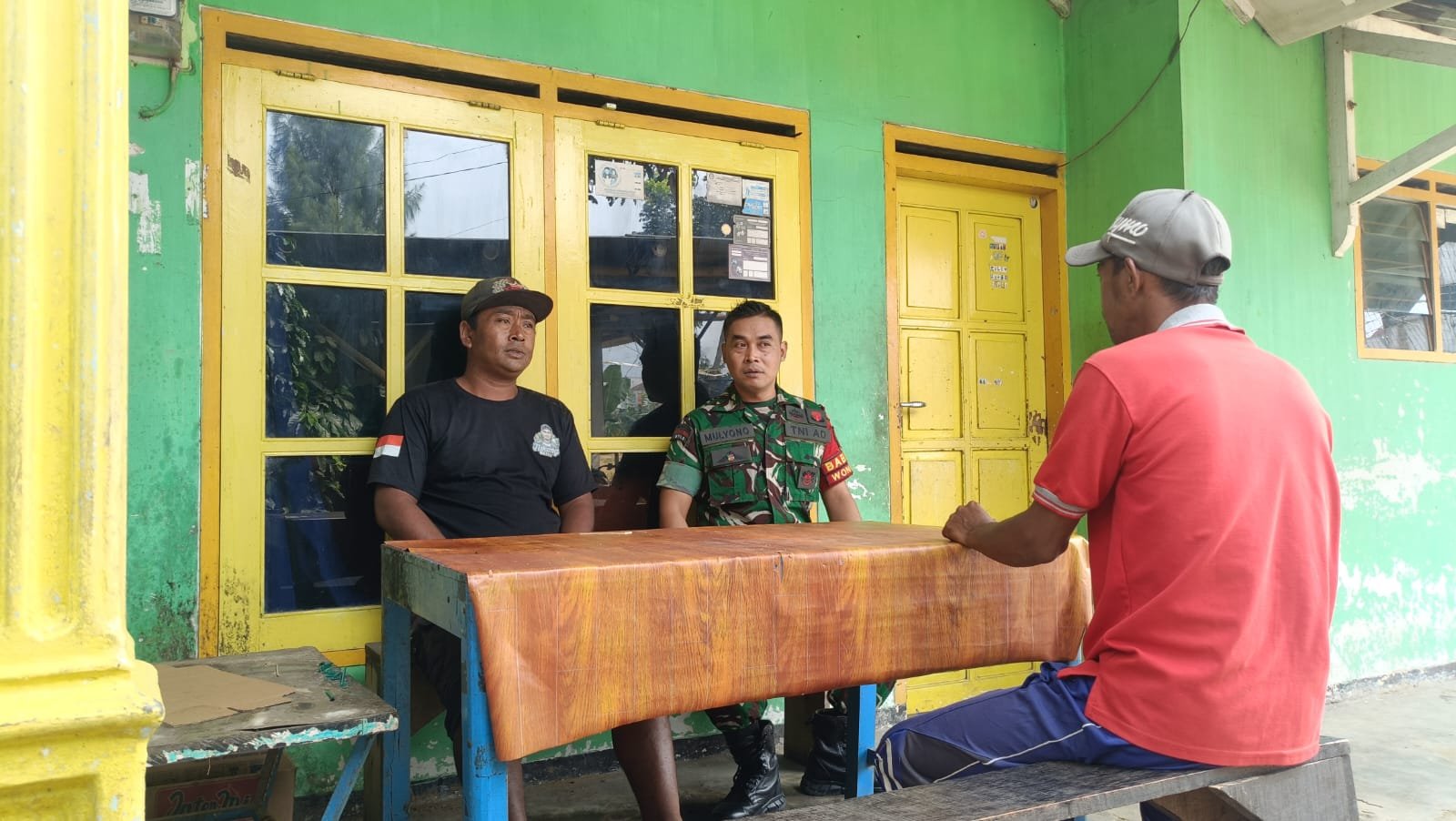 Dalam upaya mempererat hubungan dengan masyarakat sekaligus menjaga kondusifitas wilayah, Babinsa Desa Wonosari Koramil 0819/24 Tutur, Sertu Mulyono, melaksanakan kegiatan Komunikasi Sosial (Komsos) bersama warga di Dusun Ngadipuro, Desa Wonosari, Kecamatan Tutur, Kabupaten Pasuruan, Jawa Timur, Sabtu (9/5/2026). (Foto: ist)