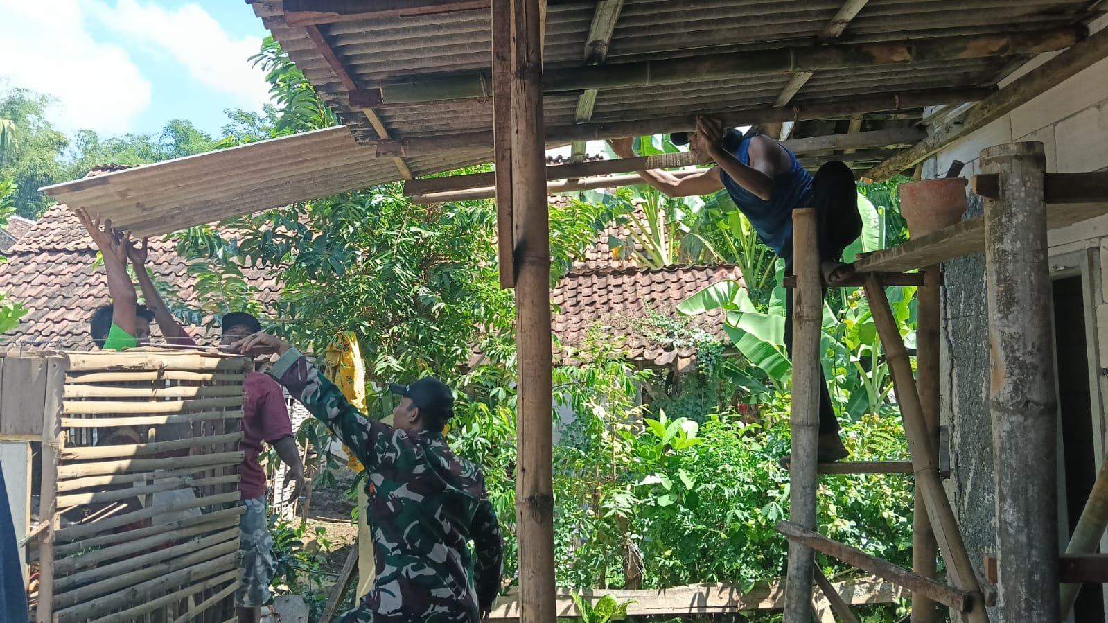 Program Rehabilitasi Rumah Tidak Layak Huni (RTLH) milik Ibu Sayani, warga Dusun Klagin RT 19 RW 07 Desa Brabe, Kecamatan Maron, Kabupaten Probolinggo, telah mencapai progres 75 persen. (Foto: ist)