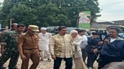 Pendakwah kondang Ustadz Solmed kembali membeli hewan kurban di Pusat Sapi Berkah, Kota Bekasi. Tahun ini, ia memborong empat ekor sapi jenis Limosin dan Metal dengan bobot hingga 850 kilogram karena puas dengan kualitas dan kesehatan hewan yang ditawarkan. (Ist/sp).