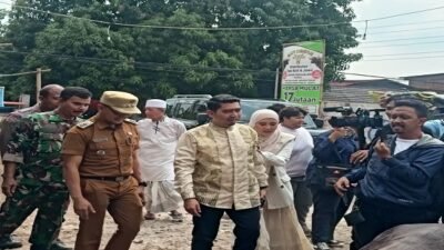 Pendakwah kondang Ustadz Solmed kembali membeli hewan kurban di Pusat Sapi Berkah, Kota Bekasi. Tahun ini, ia memborong empat ekor sapi jenis Limosin dan Metal dengan bobot hingga 850 kilogram karena puas dengan kualitas dan kesehatan hewan yang ditawarkan. (Ist/sp).
