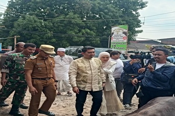Pendakwah kondang Ustadz Solmed kembali membeli hewan kurban di Pusat Sapi Berkah, Kota Bekasi. Tahun ini, ia memborong empat ekor sapi jenis Limosin dan Metal dengan bobot hingga 850 kilogram karena puas dengan kualitas dan kesehatan hewan yang ditawarkan. (Ist/sp).
