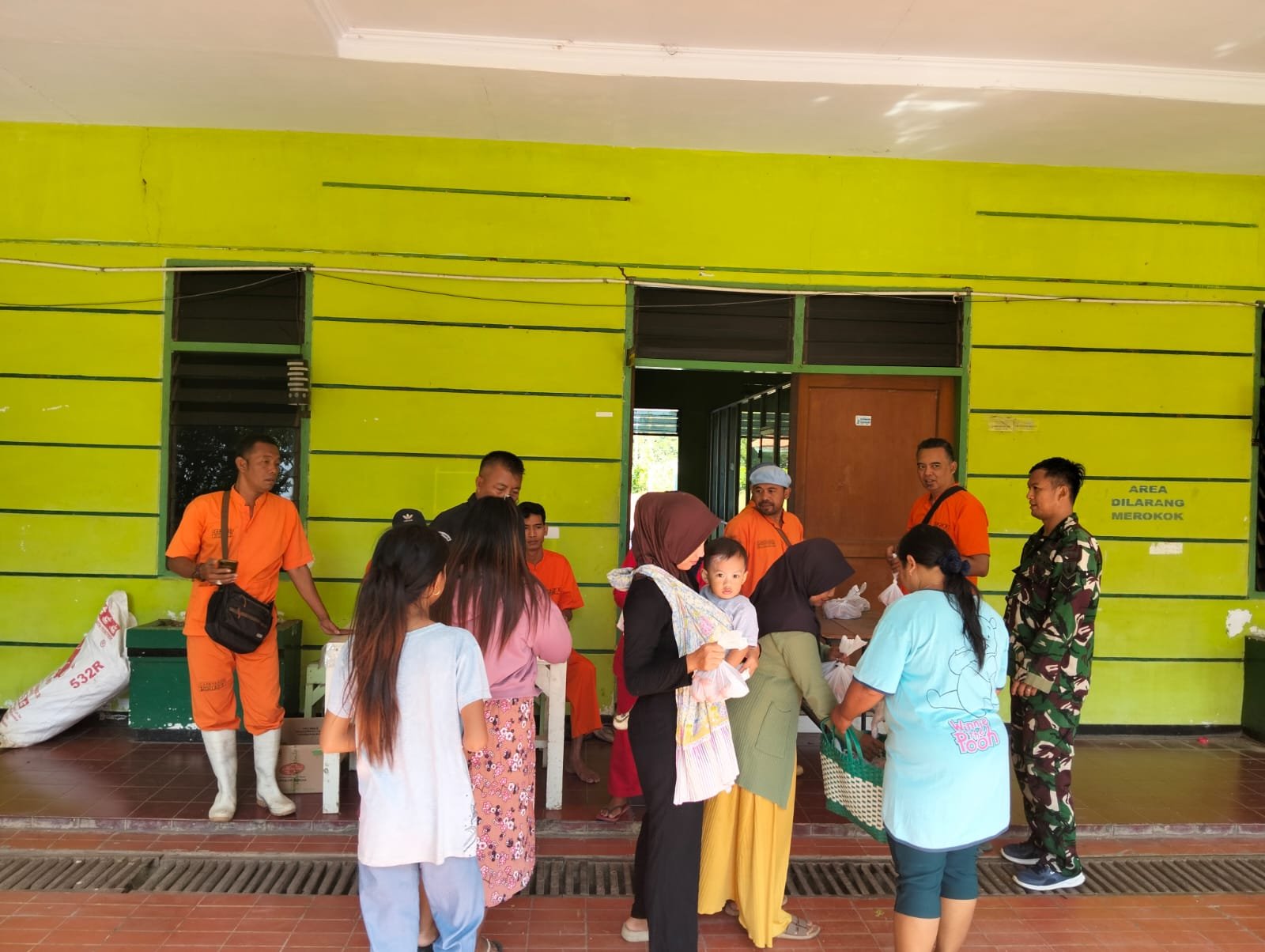 Koramil 0820/07 Wonomerto melakukan pendampingan dan pengamanan pembagian sembako dari PT PHOKPHAN Sepuh Gembol kepada masyarakat di Probolinggo, Selasa (19/5). (Foto: ist/sp)