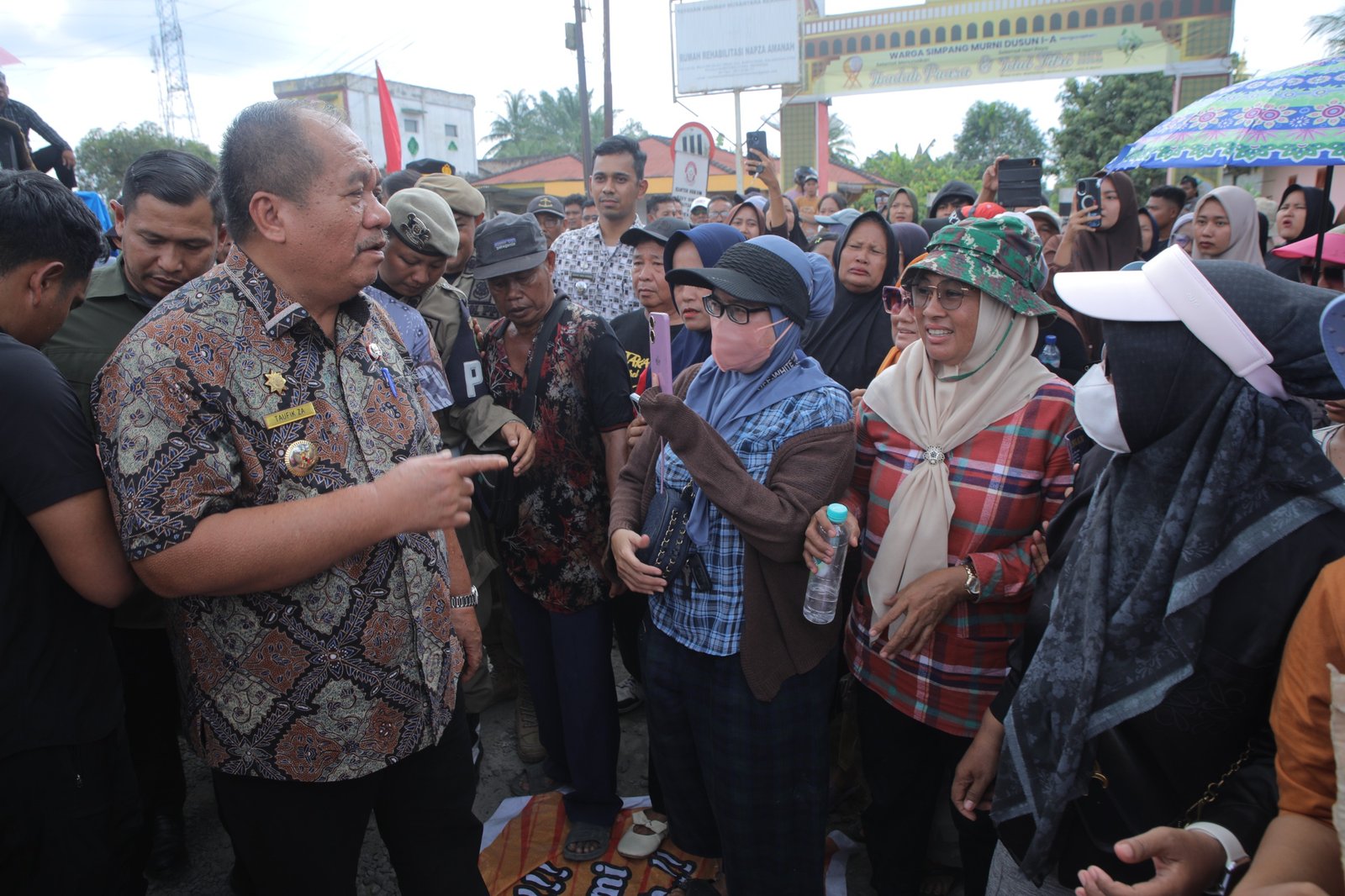 Bupati Asahan, Taufik Zainal Abidin, tanggapi aksi unjuk rasa di Jalan Besar Sei Silau Timur pada Kamis (07/05/2026) siang.(Foto: ist).