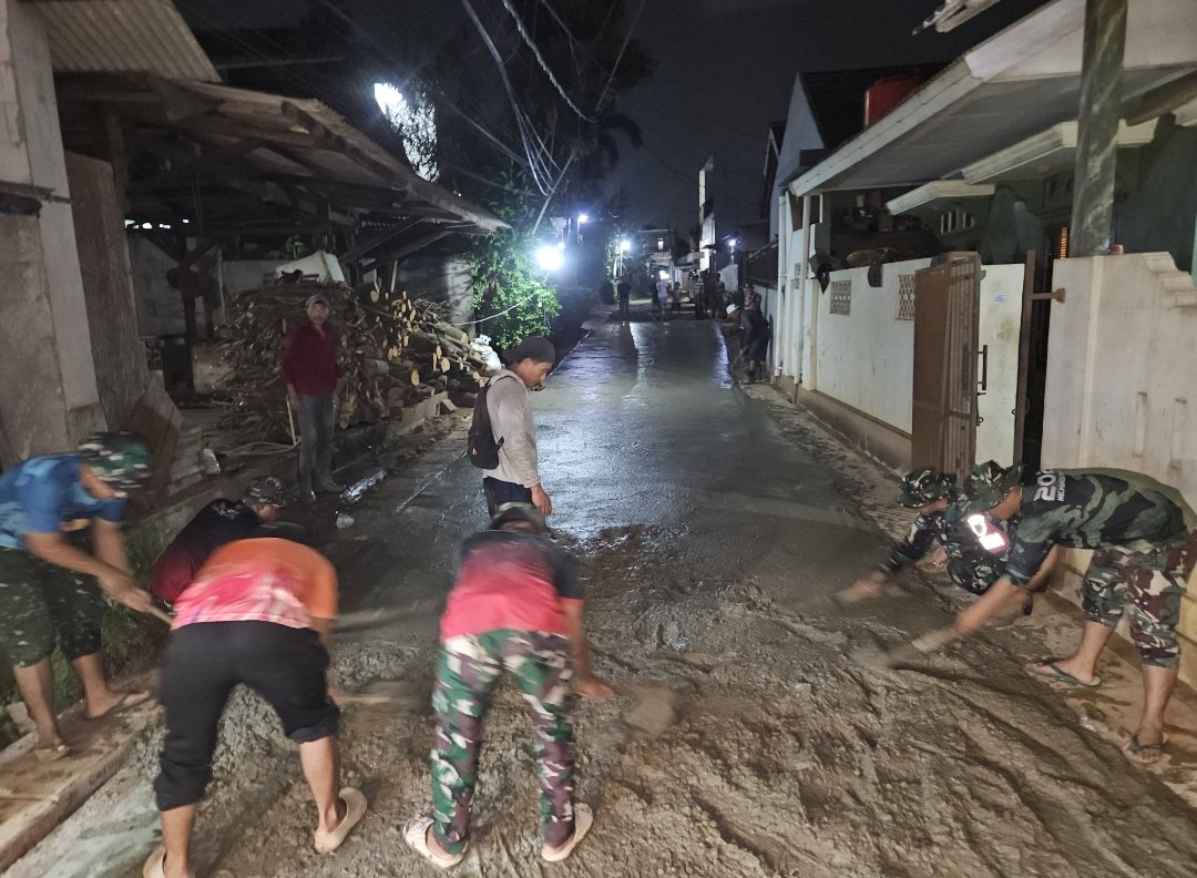 Menjelang penutupan TMMD Ke-128, Satgas Kodim 0507/Bekasi bersama warga menuntaskan revitalisasi Jalan Simin Gaer di Kelurahan Jatirangga, Kecamatan Jatisampurna. (Foto: ist/sp)