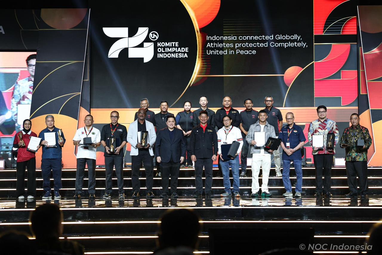 Komite Olimpiade Indonesia atau NOC Indonesia memberikan penghargaan The Game Changer Award kepada atlet, pelatih, federasi, hingga tokoh olahraga nasional dalam Opening Ceremony Rapat Anggota NOC Indonesia yang berlangsung di Ballroom Fairmont Hotel, Senayan, Jakarta, Sabtu (9/5/2026). (Foto: AGF).