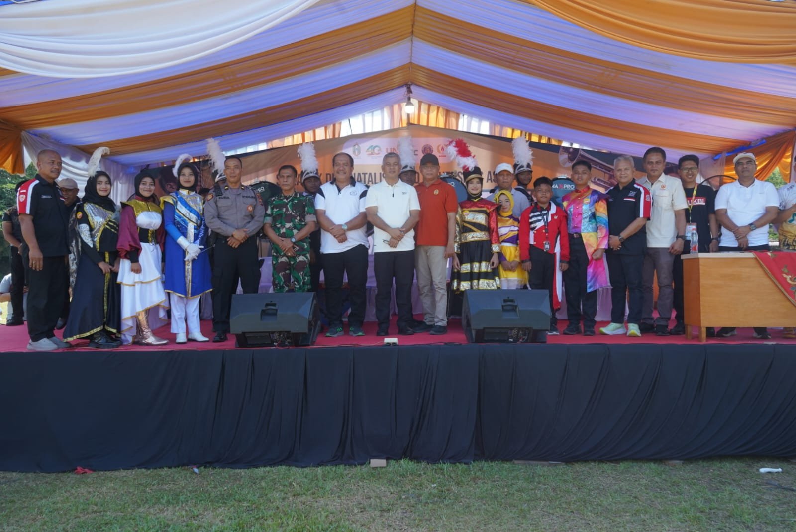 Lapangan Sepak Bola Universitas Asahan (UNA) berubah menjadi lautan kreativitas saat Bupati Asahan, Taufik Zainal Abidin, S.Sos., M.Si., secara resmi membuka Universitas Asahan Marching Band Competition (UNA NBC) 2026, Minggu (10/05). (Foto: ist)