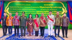 Ketua Umum KONI Pusat Letjen TNI Purn Marciano Norman bertemu Wakil Panglima Militer Kamboja Jenderal Hing Bun Hieng di Ta Khmau, Kamboja, untuk memperkuat diplomasi olahraga dan hubungan bilateral kedua negara. (Foto: koni).