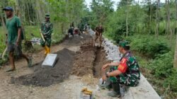 Babinsa Apresiasi Pembangunan TPT dan Pavingisasi di Dusun Klagin