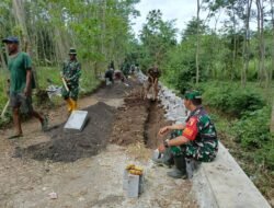 Babinsa Apresiasi Pembangunan TPT dan Pavingisasi di Dusun Klagin