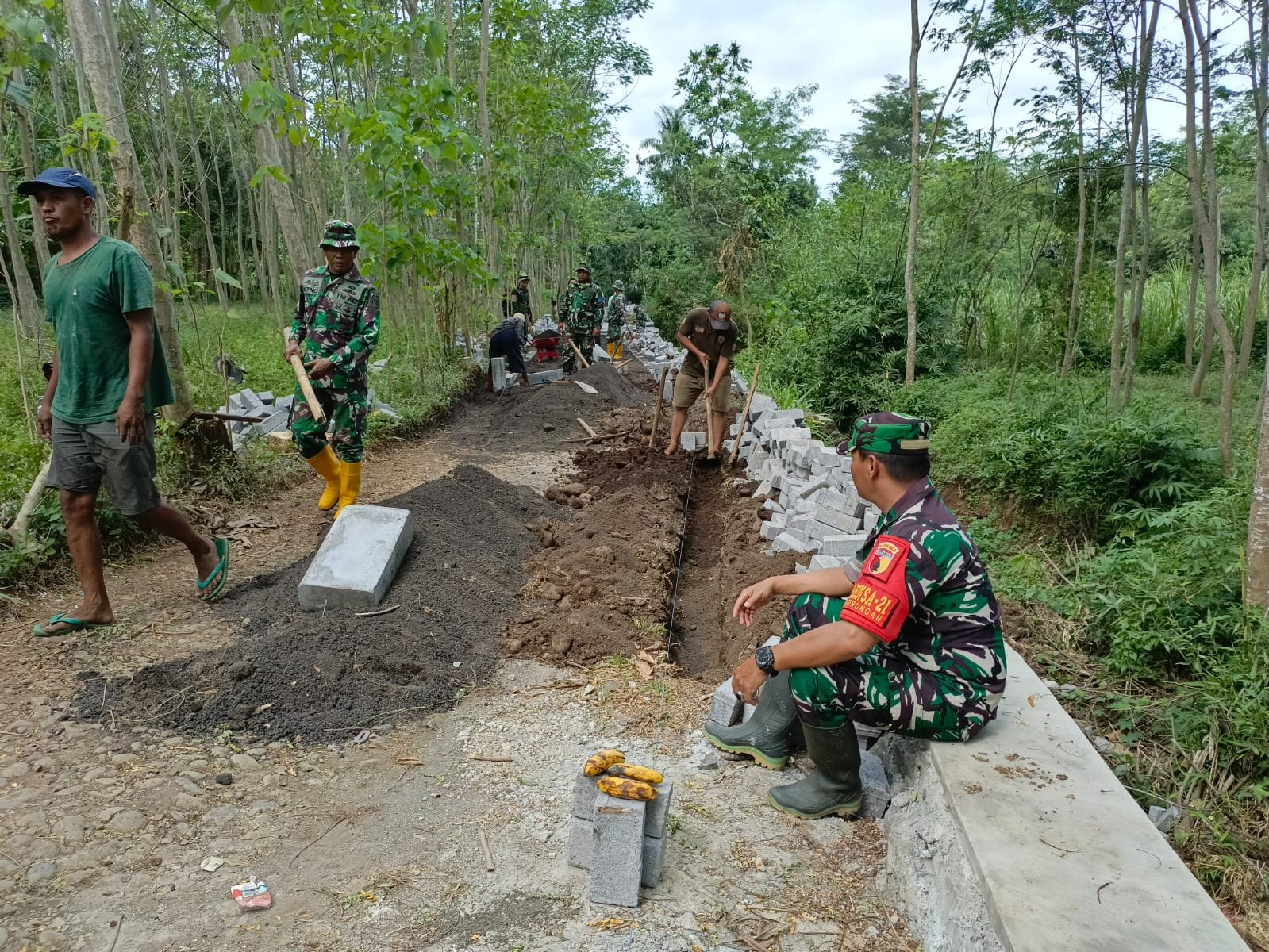 Babinsa Apresiasi Pembangunan TPT dan Pavingisasi di Dusun Klagin