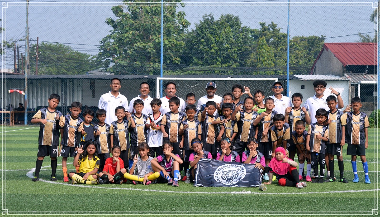 Mantan pemain Timnas Indonesia, Alexander Pulalo, bersama eks pemain futsal profesional Iskandar berikan pelatihan sekaligus motivasi kepada puluhan siswa binaan SSB Mampang FC yang tengah meniti mimpi menjadi pesepak bola profesional. (Foto: ist).