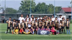 Mantan pemain Timnas Indonesia, Alexander Pulalo, bersama eks pemain futsal profesional Iskandar berikan pelatihan sekaligus motivasi kepada puluhan siswa binaan SSB Mampang FC yang tengah meniti mimpi menjadi pesepak bola profesional. (Foto: ist).