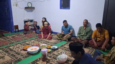 Satgas TMMD Ke-128 Kodim 0820 Probolinggo melaksanakan kegiatan Yasinan rutin malam Jumat bersama warga di Musholla Al Ikhwan Dusun Klagin RT 19 RW 07 Desa Brabe, Kecamatan Maron, Kabupaten Probolinggo. (Foto: ist)