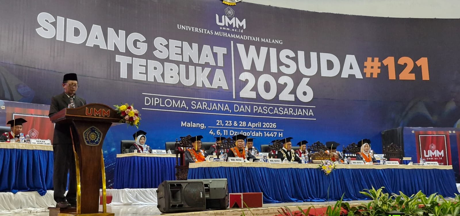 PEMBICARA-Akhmad Sugiharto, ST, MT, Sekda Demak saat menjadi pembicara dihadapan ribuan Wisuda ke-121 Universitas Muhammadiyah Malang. (Foto UMM).
