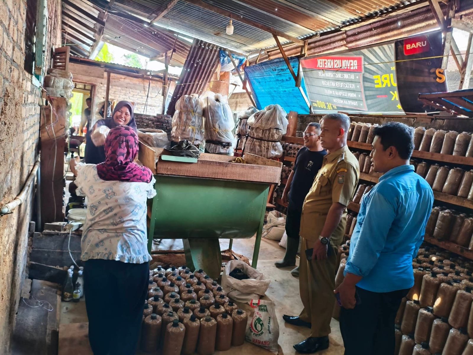 Inovasi UMKM Desa Sidomulyo patut diapresiasi. Produk Jamur Crispy milik Arif Mushroom sukses menembus pasar Malaysia dan menjadi bukti bahwa usaha desa mampu bersaing di tingkat internasional. (Foto: ist/sp)