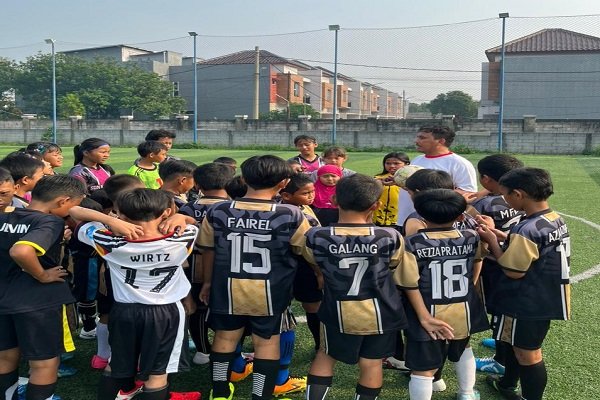 Para siswa SSB Mampang FC mendengarkan arahan yang disampaikan eks pemain futsal profesional, Iskandar dengan serius. (foto: ist)