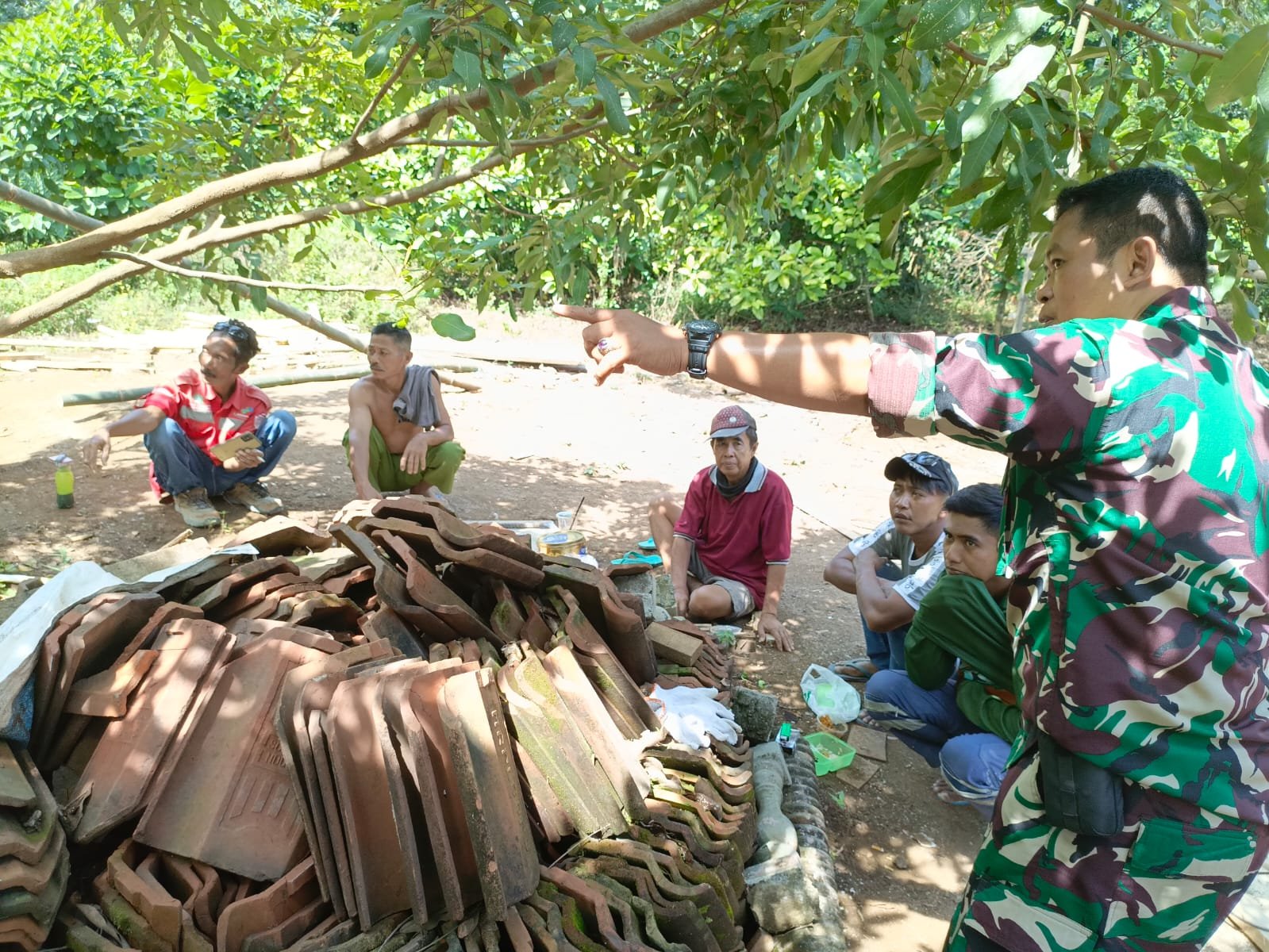 Kapten Inf Yahudin memberikan pengarahan dan motivasi kepada personel Satgas TMMD Ke-128 Kodim 0820 Probolinggo di lokasi pembangunan tandon SPAM Desa Brabe. (Foto: ist/sp)