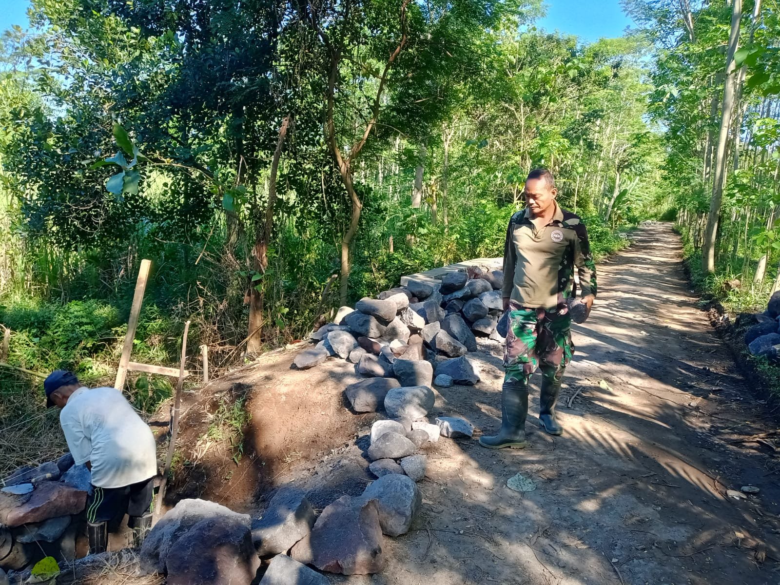 Pembangunan Tanggul Penahan Tanah di Jalan Dusun Klagin RT 19 RW 07 Desa Brabe, Kecamatan Maron, Kabupaten Probolinggo, telah mencapai progres 85 persen. (Foto: ist)
