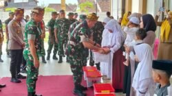 Kunjungan Tim Wasev Sterad TNI pada program TMMD Ke-128 di Probolinggo diwarnai kegiatan sosial penyerahan bantuan sembako kepada anak yatim Yayasan Jamaah Sholawat Lilyatama Desa Maron Wetan. (Foto: ist/sp)