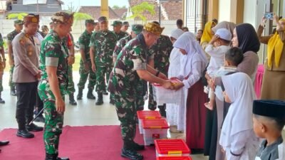 Kunjungan Tim Wasev Sterad TNI pada program TMMD Ke-128 di Probolinggo diwarnai kegiatan sosial penyerahan bantuan sembako kepada anak yatim Yayasan Jamaah Sholawat Lilyatama Desa Maron Wetan. (Foto: ist/sp)
